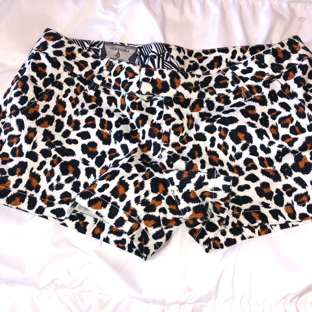 Volcom Leopard shorts - Picture 2 of 7